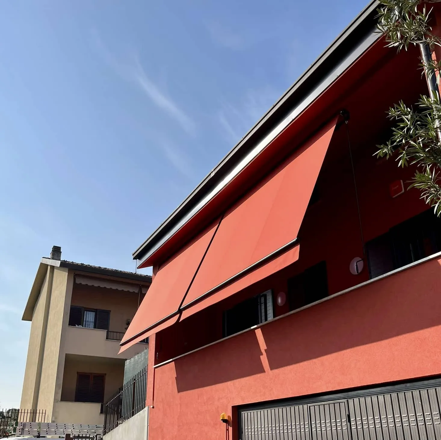 Tende da sole a caduta rosse su una facciata
