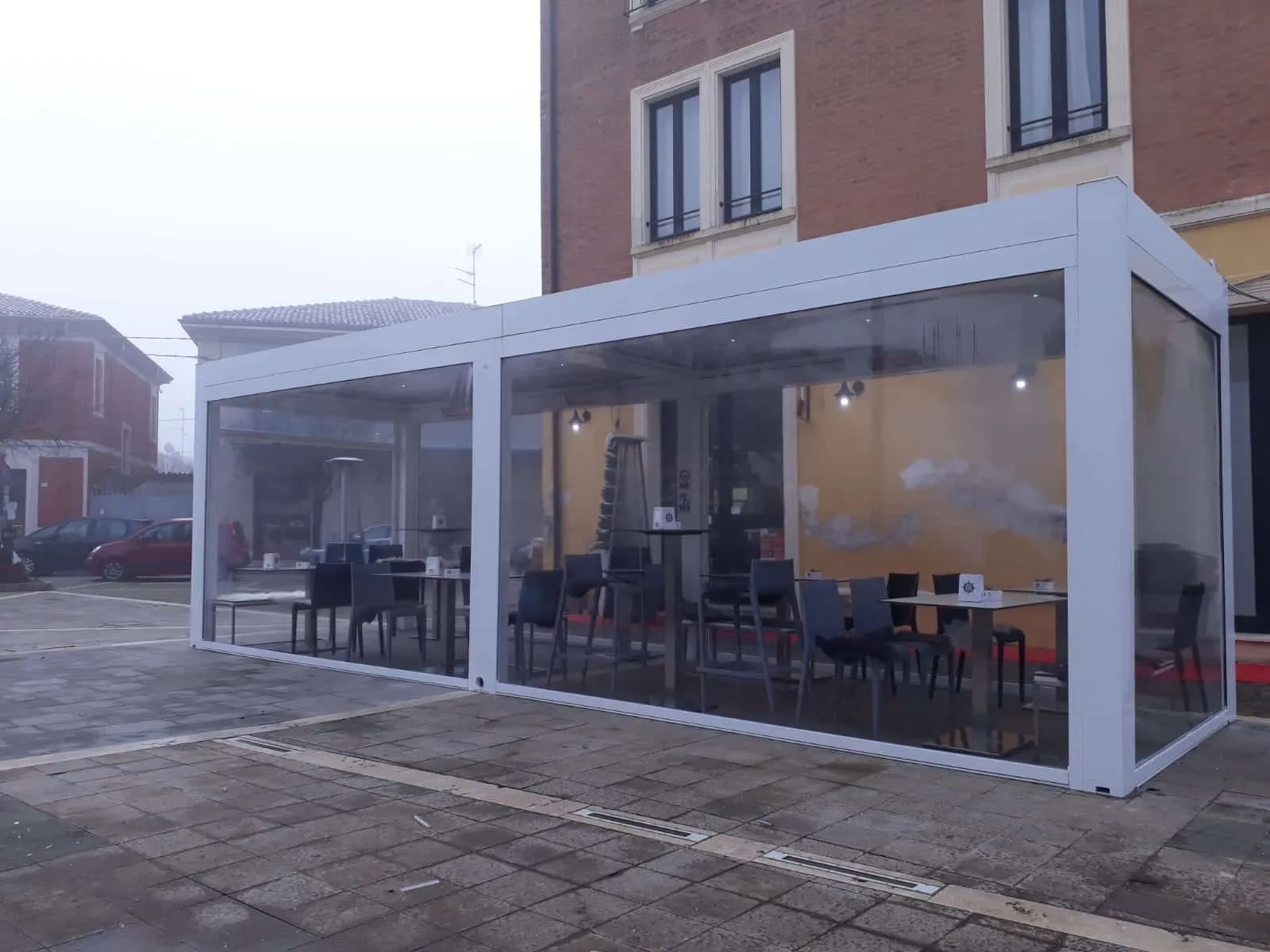 Chiusura vetrata TendaBerg per il dehors di un locale