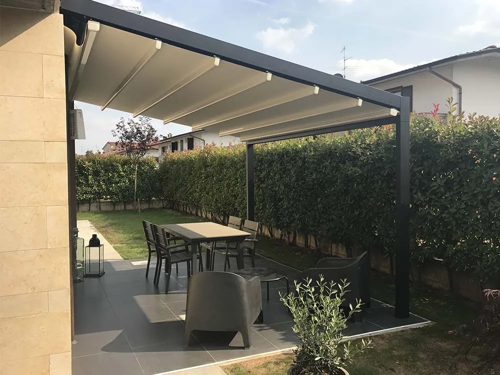 Pergola TendaBerg addossata a una casa