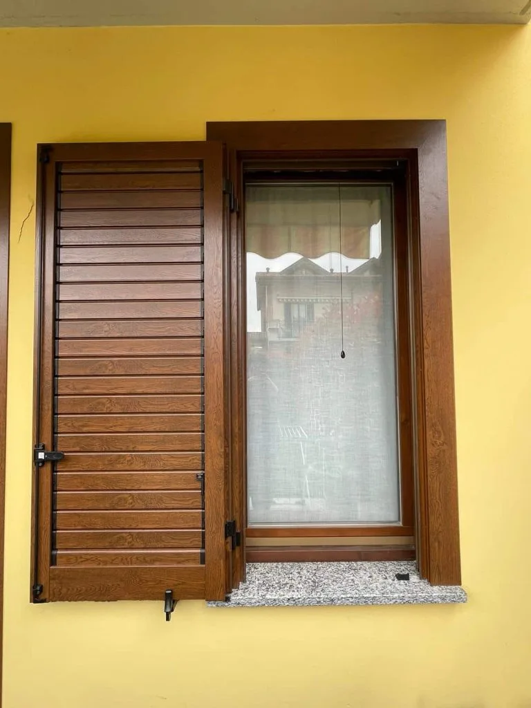 Dettaglio di una persiana TendaBerg con lamelle