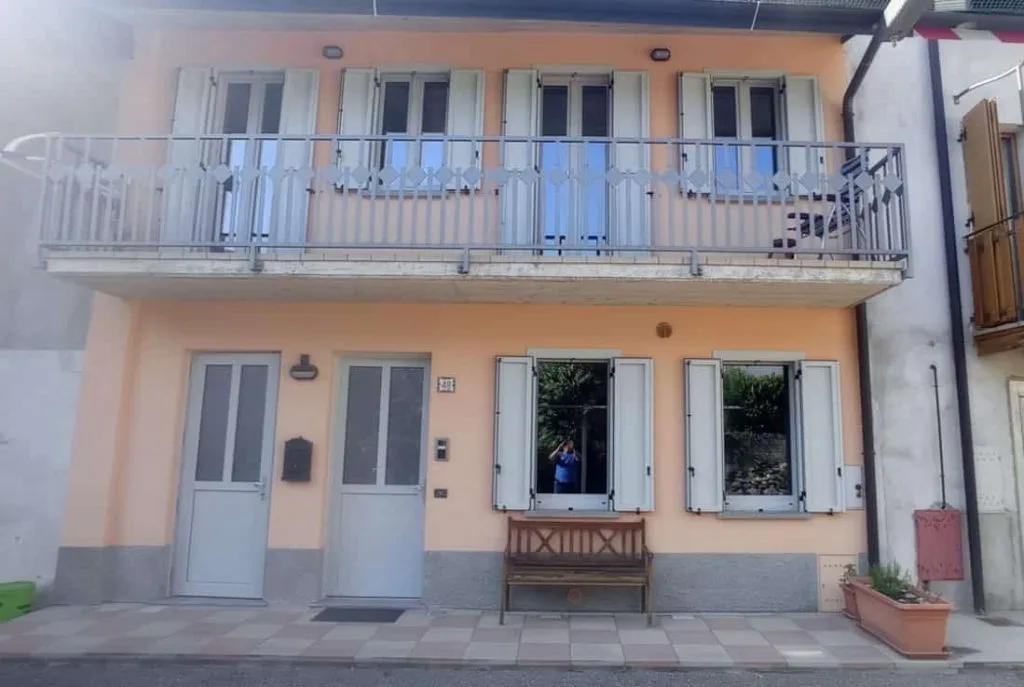 Persiane TendaBerg su una facciata di casa