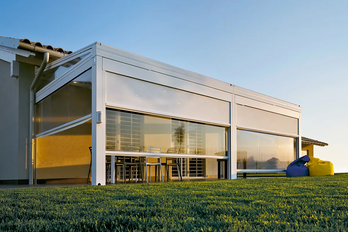 Tenda ermetica in PVC cristal su un terrazzo