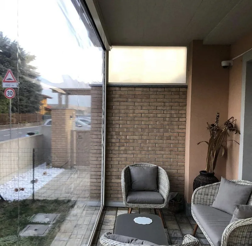 Tenda ermetica in PVC avvolta su una chiusura