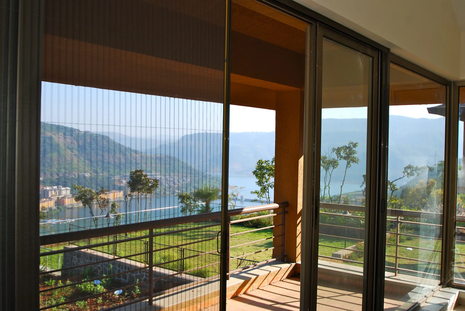 Zanzariera su una finestra con vista sul giardino